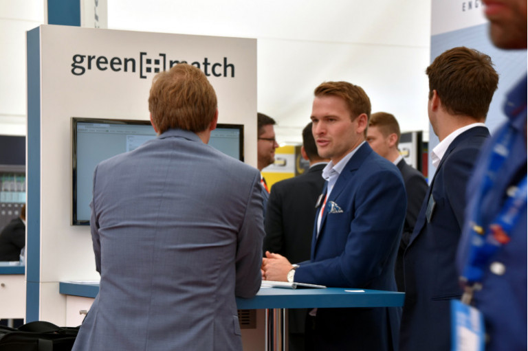 Interessenten am greenmatch Messestand in Husum